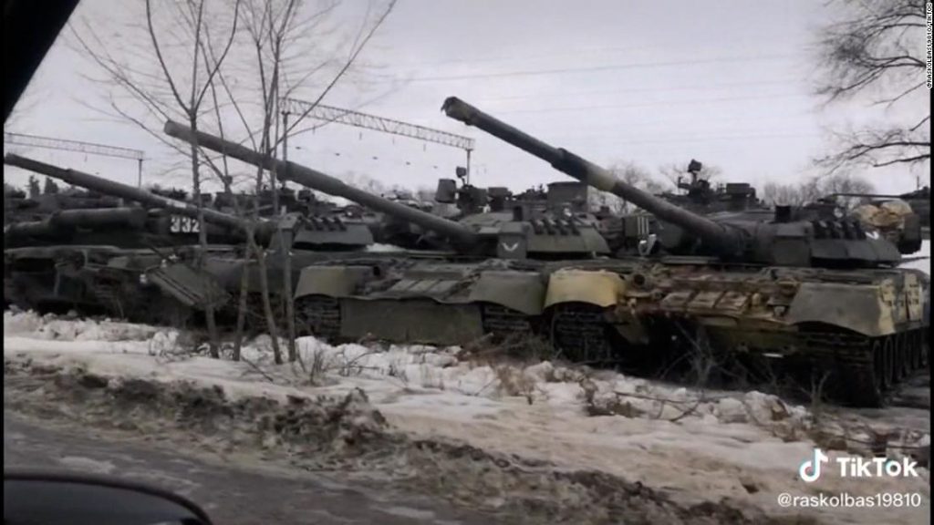 Videos show Russian units and missiles advancing towards the Ukrainian border