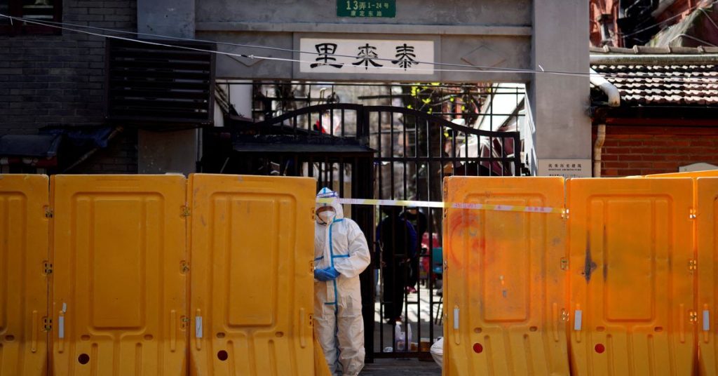 Shanghai lockdown deepens after new spike in asymptomatic COVID cases