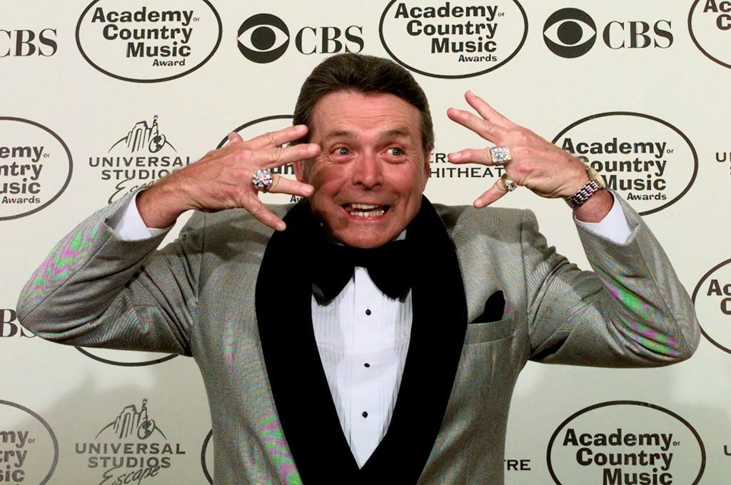Mickey Gilly shows his diamond rings to the media at the 34th Annual Academy of Country Music Awards.
